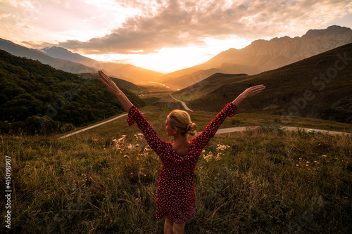 Obraz na płótnie Blonde model at the sunset in mountains w salonie