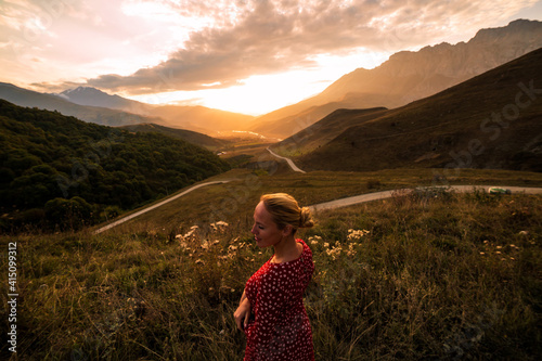 Obraz na płótnie Blonde model at the sunset in mountains w salonie