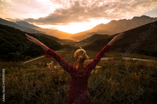 Obraz na płótnie Blonde model at the sunset in mountains w salonie