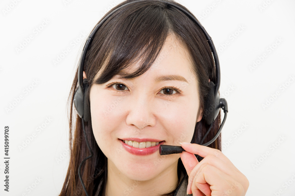 ヘッドセットを付けて仕事をする女性