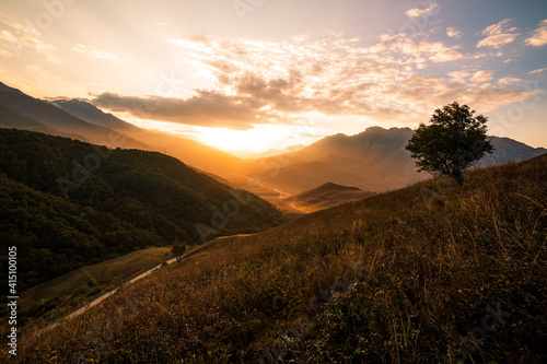 Obraz na płótnie Golden sunset at the mountains w salonie