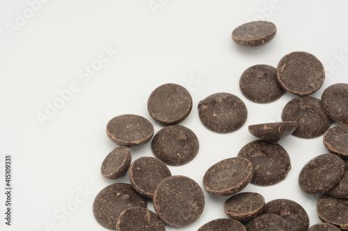 Cobertura de chocolate negro sobre fondo blanco