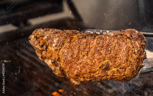 corte de carne de res ribeye a las brasas en la parrilla