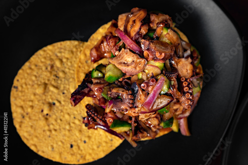 tostadas de mariscos ceviche camaron pulpo frutos del mar comida mexicana 
