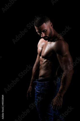 El cuerpo masculino perfecto - Impresionante culturista posando. Chico joven musculado. Aislado sobre fondo negro. Espacio para texto © Cristina Trujillo