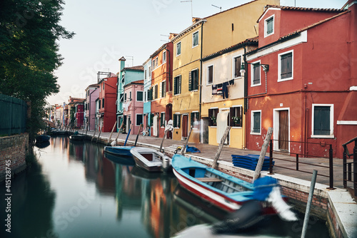 Fototapeta Naklejka Na Ścianę i Meble -  Bright colorful houses and buildings in Burano - streets of venice