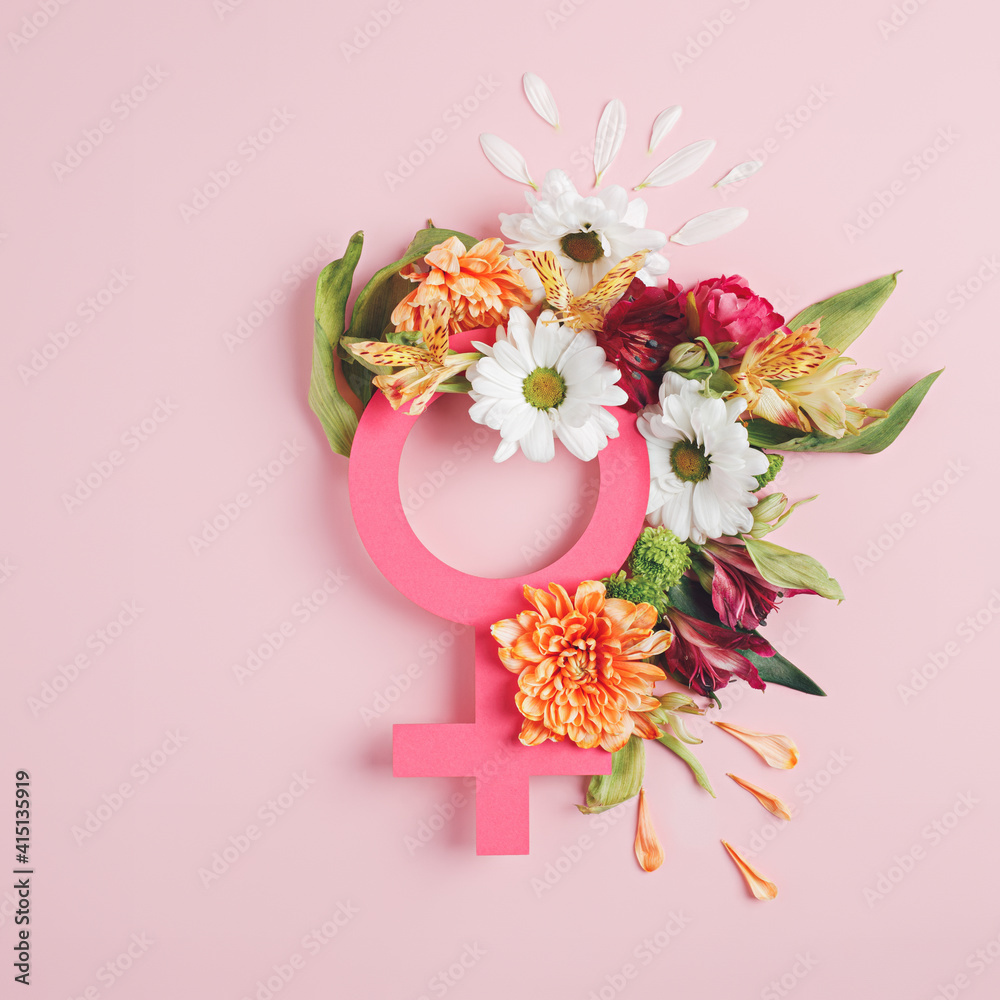 Foto de Female symbol with fresh spring flowers and leaves against