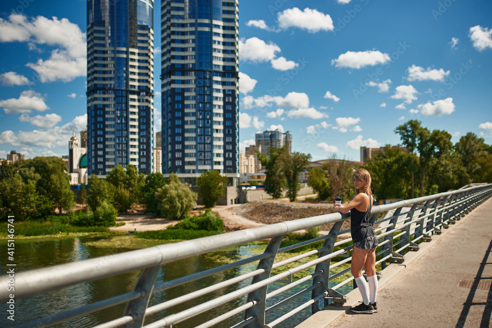 Naklejka premium Sporty girl in the city