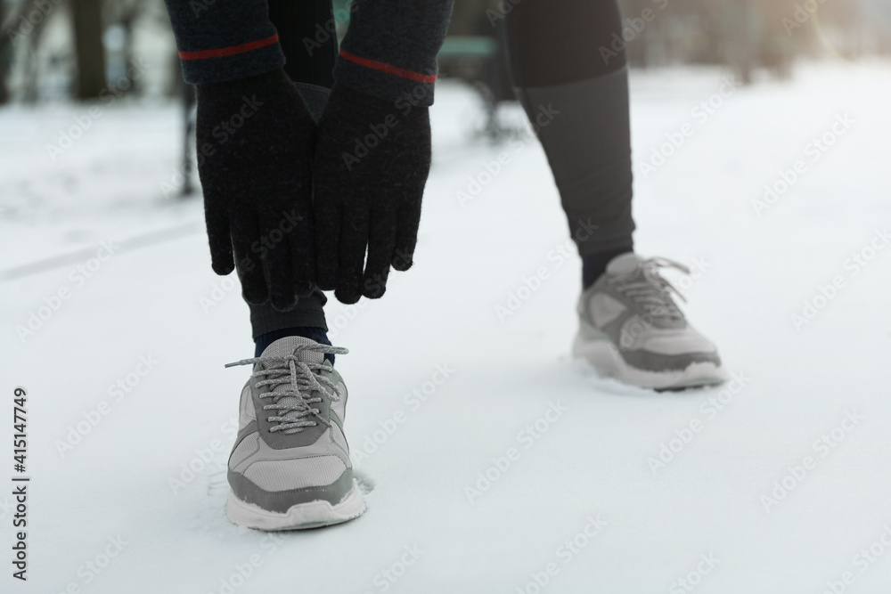 Obraz premium Man doing sports exercises in winter park, closeup