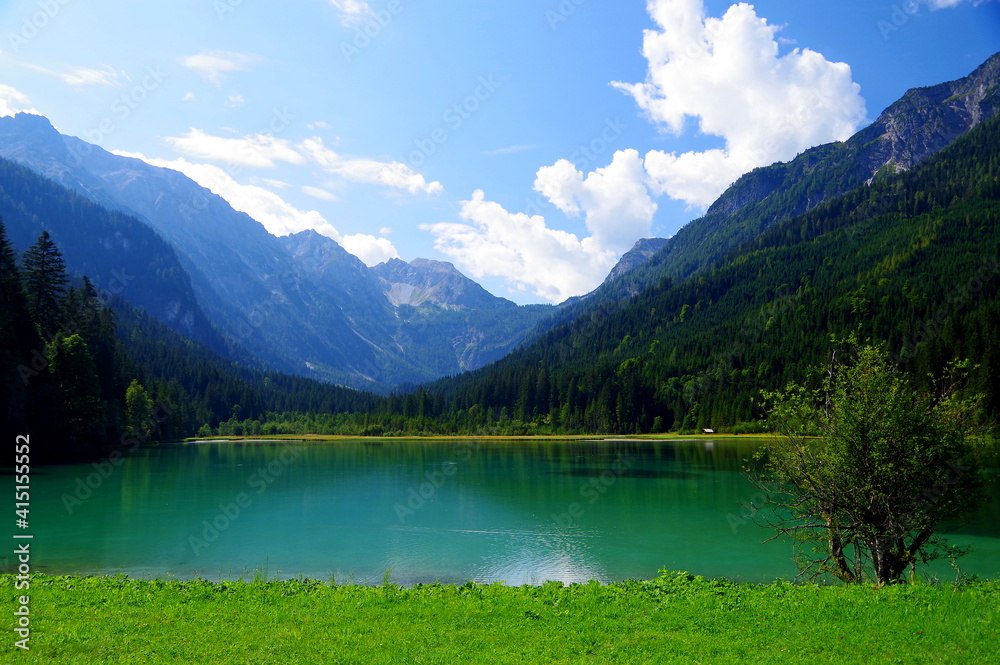Alpensee unter blauem Himmel