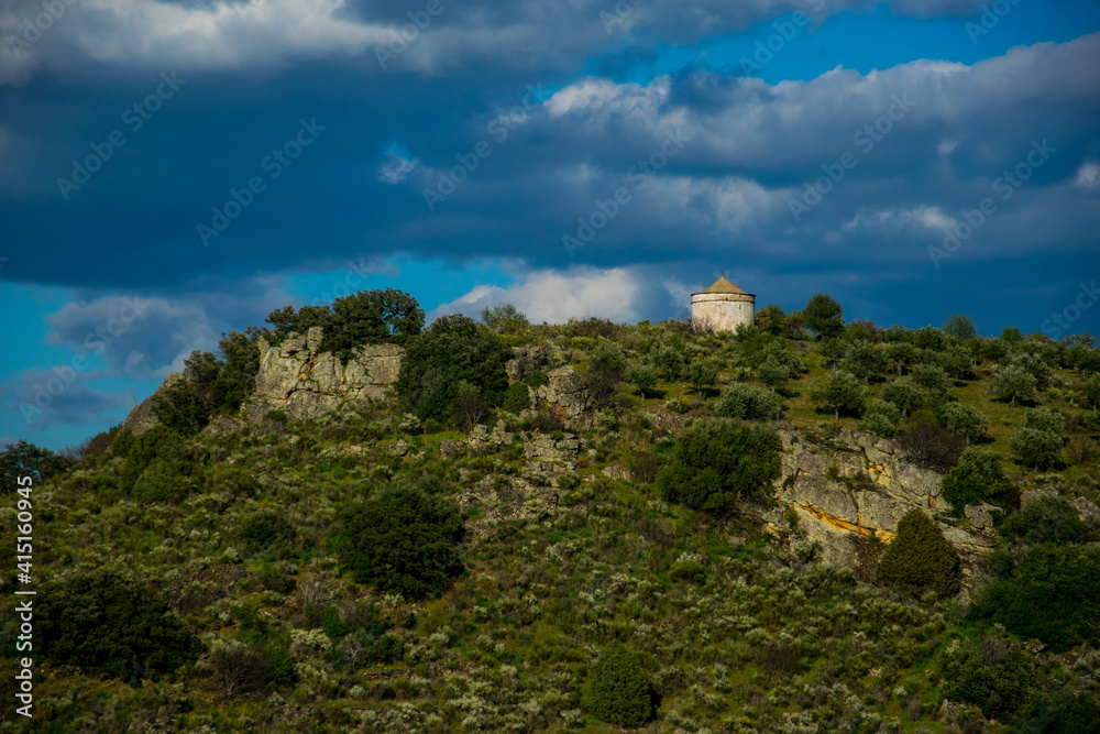 Casas de labranza portuguesas dedicadas al cultivo del olivo, muy cerca de la frontera española en el sector de Salamanca