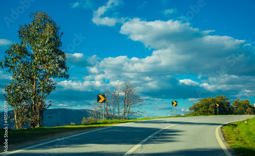 Curva en una carretera portuguesa al atardecer muy cerca de la frontera española del río Duero, en primavera