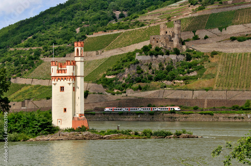 Binger Mäuseturm auf der Mäuseturminsel im Rhein mit  der Burgruine Ehrenfels im Hintergrund photo
