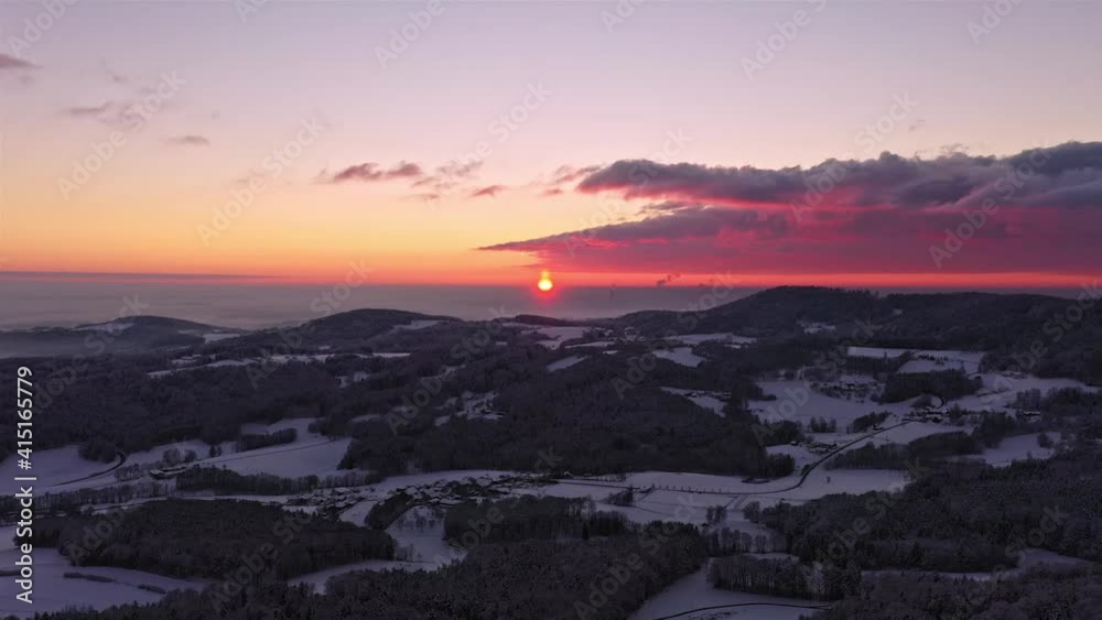 Zeitraffer Filmmaterial eines Sonnenuntergang im Winter mit Schnee und Eis mit Blick von der Rusel in Richtung Schaufling  und Landshut, Deutschland
