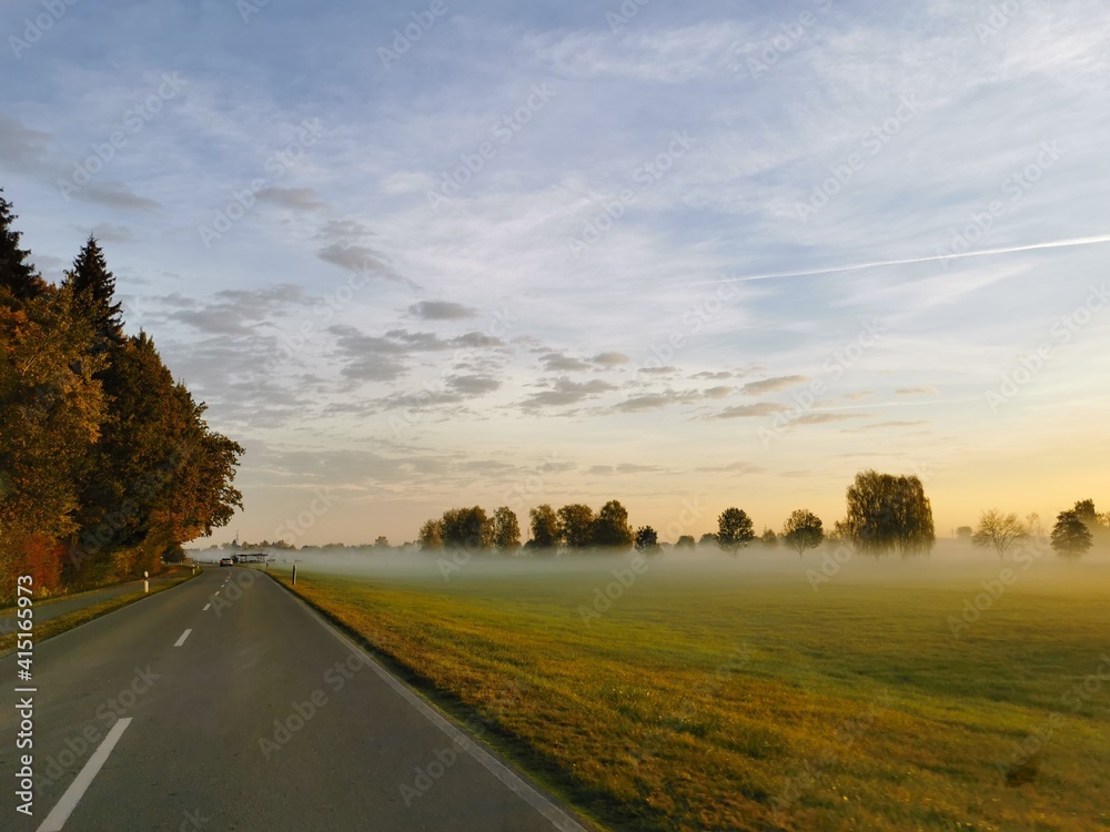 Landstraße mit Nebel