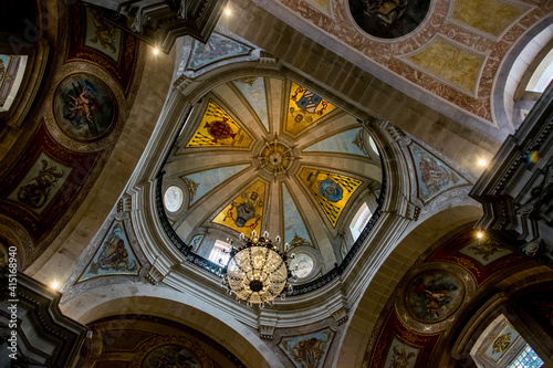 Interior de la C  pula del Santuario del Bom Jesus do Monte en Braga  Portugal