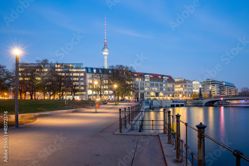 Fotografie Abends in Berlin Mitte an der Spree