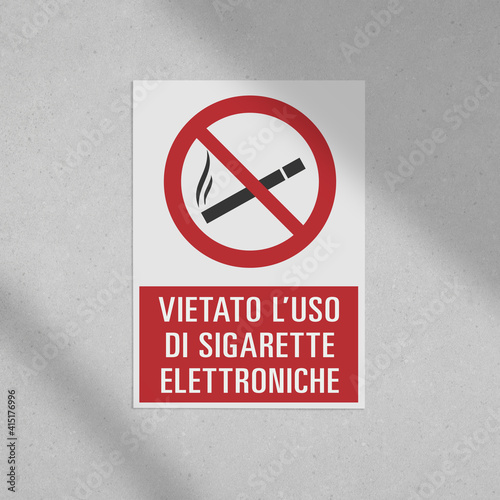 Cartello a muro vietato uso delle sigarette elettroniche photo