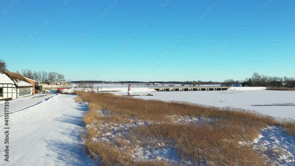 Hafen und Leuchtturm von Ummanz auf der Insel Rügen im Winter Hafen und Leuchtturm von Ummanz auf der Insel Rügen im Winter