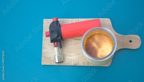 Obraz na plátně crème brûlée  et chalumeau  pour brûler le sucre