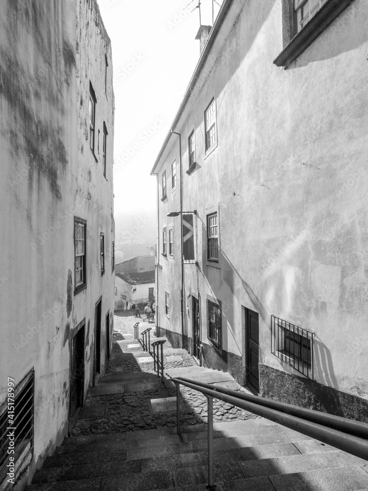 Imagen en blanco y negro infrarrojo de una de las calles estrechas de la ciudadela de Bragança, Portugal