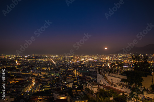 ville de naples en Italie la nuit © jef 77