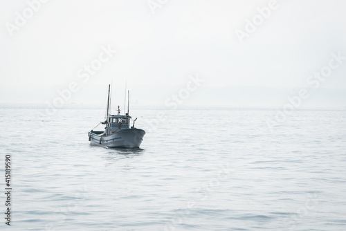 洋上の漁船 © Josiah.S