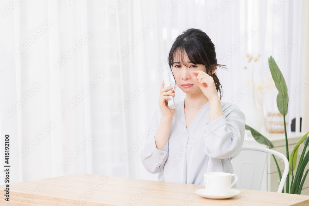 電話で話をする若い女性 電話で話をする若い女性