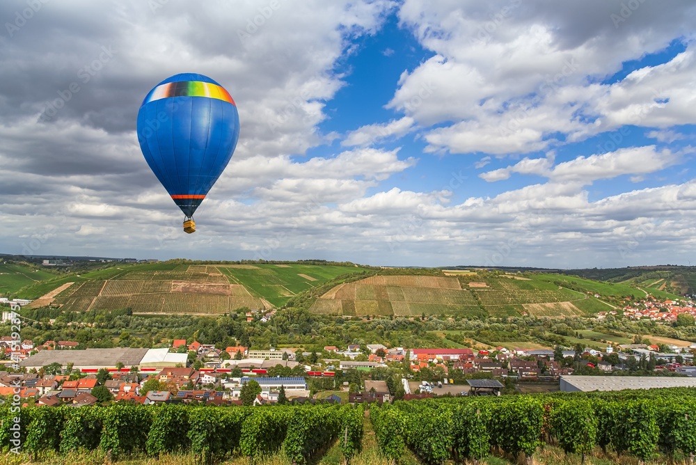Obraz premium balloon flies into the sky, panorama of the area