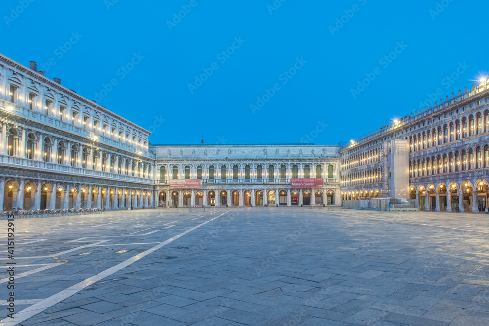 Fototapeta premium Italy, Venice. San Marco Piazza at dawn