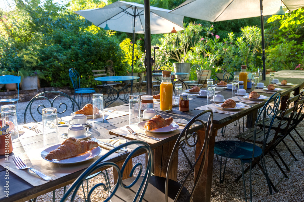 Hôtel Chambre et table d'hôte - Petit déjeuner Parc Stock Photo | Adobe  Stock