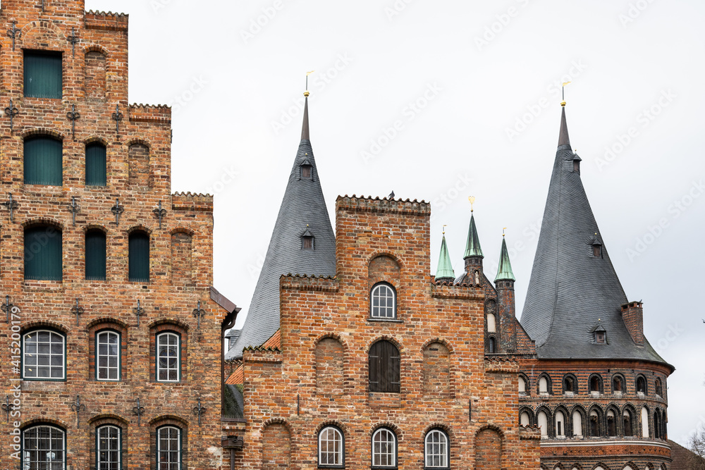 Salzspeicher und Holstentor Lübeck, Hansestadt in Schleswig-Holstein. Backstein Architektur aus dem Mittelalter.