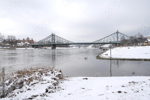 Blick zur Loschwitzer Brücke in Dresden