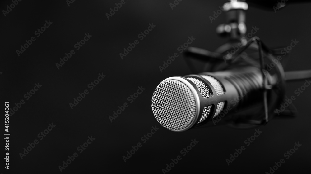 mikrofon podcast - nagranie głosowe - profesjonalne studio dźwiękowe - obrazy, fototapety, plakaty 
