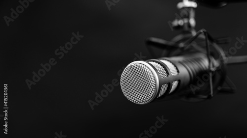 mikrofon podcast - nagranie głosowe - profesjonalne studio dźwiękowe