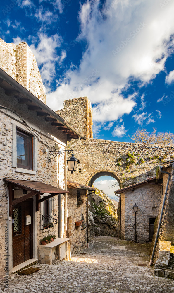 Φωτογραφία February 12, 2021 - Castel San Pietro Romano, Lazio, Rome, Palestrina - A glimpse of the medieval village, with the cobbled alley between the houses