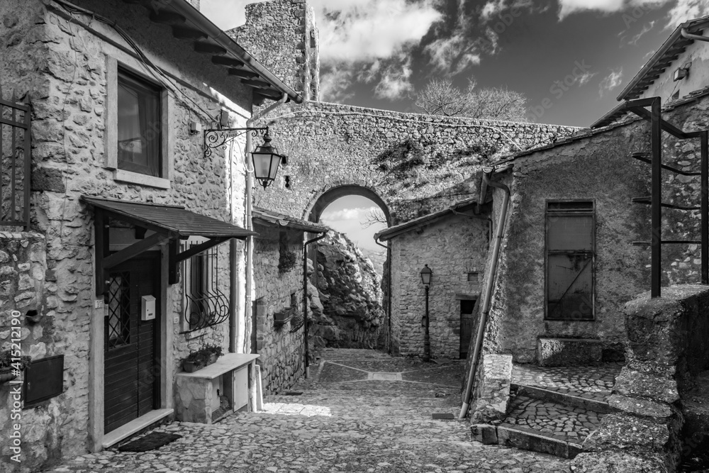 Φωτογραφία February 12, 2021 - Castel San Pietro Romano, Lazio, Rome, Palestrina - A glimpse of the medieval village, with the cobbled alley between the houses