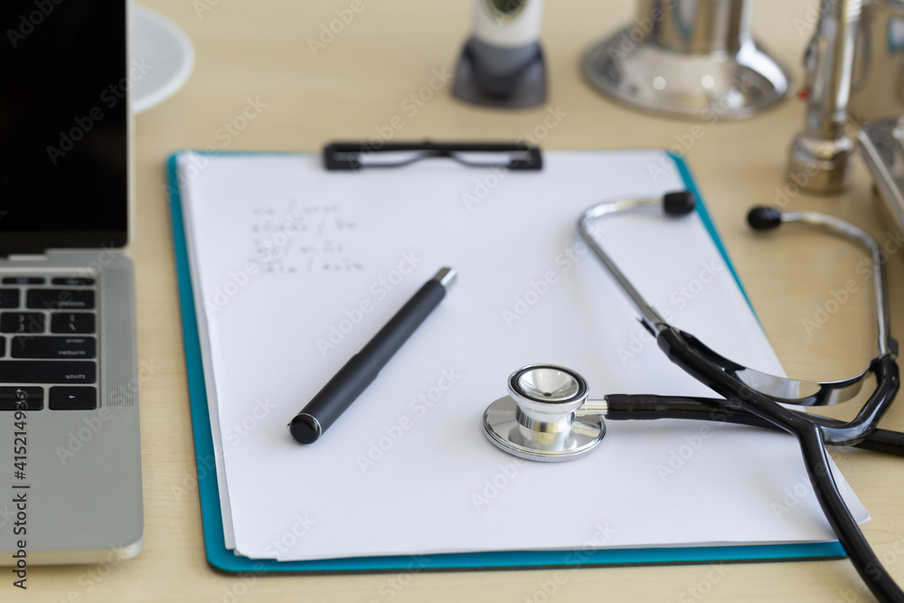 The doctor's desk had a note pad, a notebook, a pen, a stethoscope, a pressure gauge. The doctor's desk had a note pad, a notebook, a pen, a stethoscope, a pressure gauge.