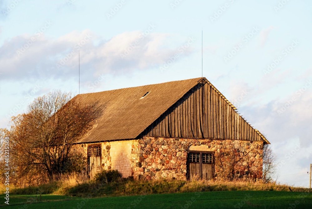 Obraz premium old barn in the field
