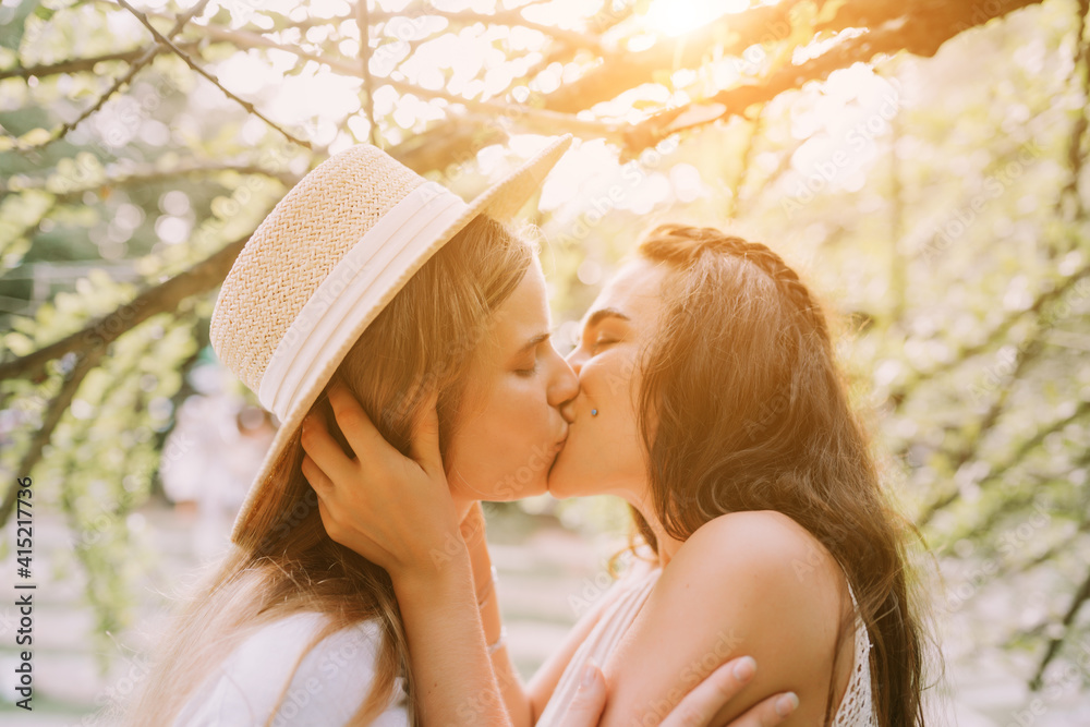 Sisters making out. Малыши лесбияночки. Sisters making out. Красивые подруги. Девушка целует девушку.