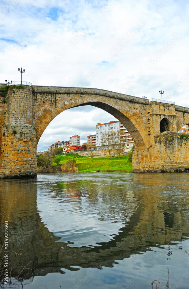 Puente romano Puente medieval sobre el río Miño en Ourense Orense, Galicia, España