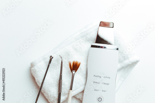 Bilde på lerret uno's scrubber spoon on a white background top view