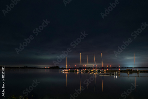 Langzeitbelichtung mit Sternenhimmel und Spiegelung im Wasser am Hafen © Benjamin
