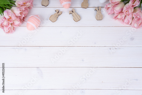 Ostern Hintergrund mit rosa Blumen und Ostereiern auf weißem Holz