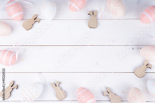 Ostern Hintergrundbild Slider. Ostereier und Hasen auf weißem Holz mit Textfreifläche. 