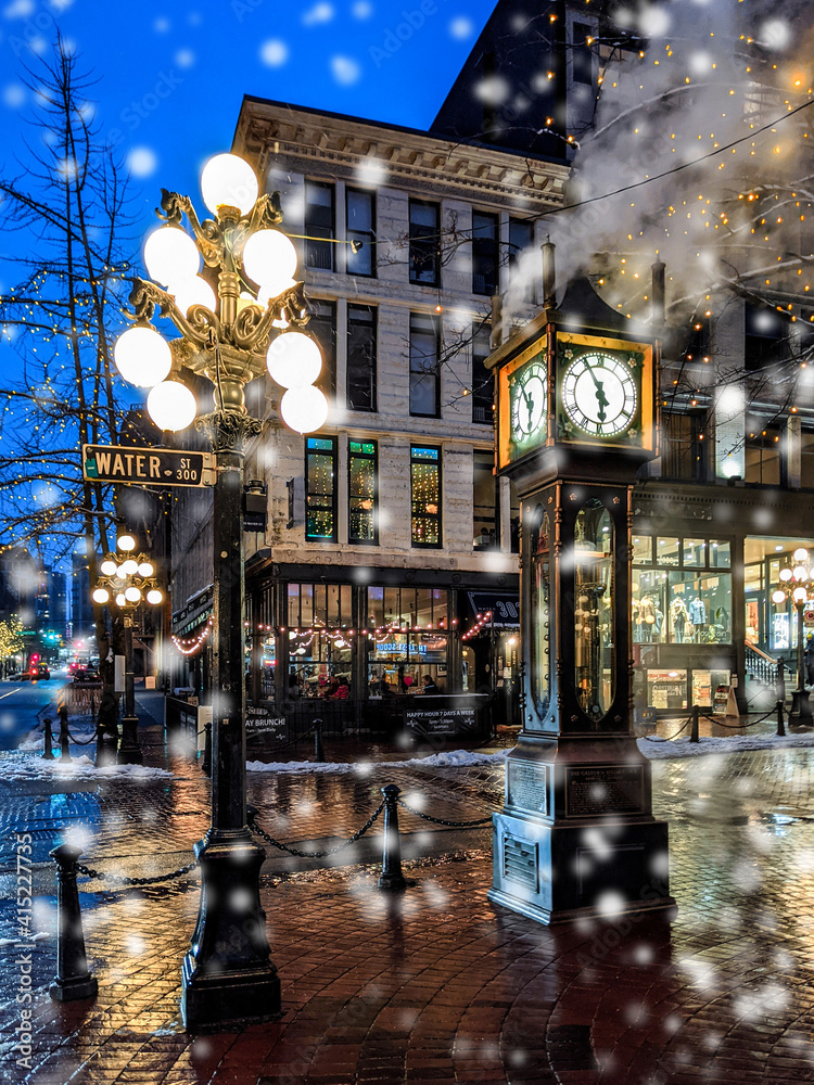 Fototapeta premium Vancouver, British Columbia, Canada - Feb 2021 - Vancouver Steam Clock in Gas Town during winter snow storm.