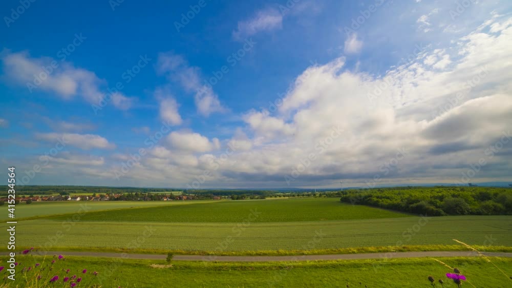 Cloud Time Lapse schöne Landschaft mit Feldern Cloud Time Lapse schöne Landschaft mit Feldern