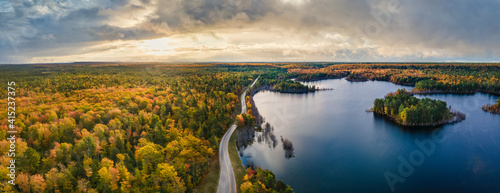Foto Awesome sunrise on Kingston Lake near the Pictured Rocks National Lakeshore in M