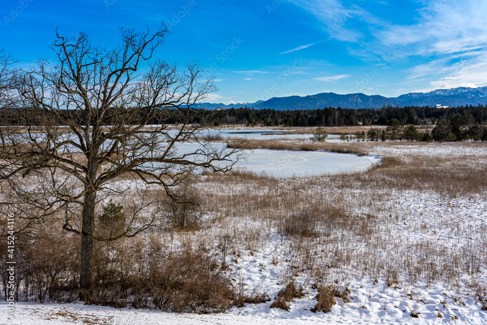 Winterurlaub in Bayern: Die Osterseen bei Seeshaupt mit Alpenblick im Blauen Land Winterurlaub in Bayern: Die Osterseen bei Seeshaupt mit Alpenblick im Blauen Land