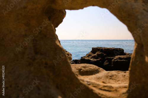 Mar visto desde el agujero de una roca. Paisaje Protegido de la Sierra de las Moreras, en Mazarrón (Murcia-España), junto al Mediterráneo.